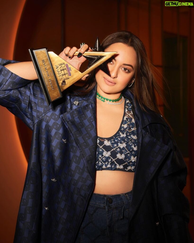 Sonakshi Sinha Instagram - Anjali Bhaati is still roaring!!! Thank you @cnnnews18 @showsha_ for the Best Actress Award… winning for #Dahaad is always MOST special ❤ @reemakagti1 @zoieakhtar @ruchoberoi @excelmovies @tigerbabyofficial @primevideoin #news18showshareelawards