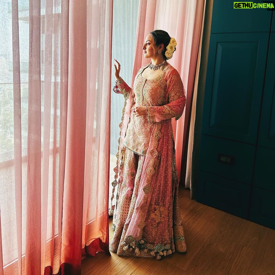 Sonakshi Sinha Instagram - #HeeraMandionNetflix kick starting promotions Phool-power ππΌπΊ