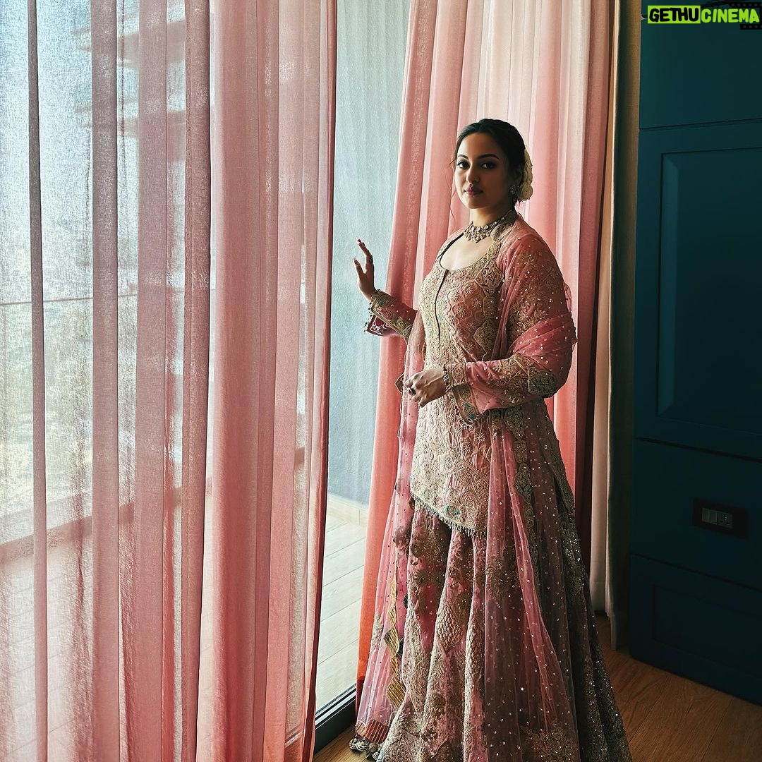 Sonakshi Sinha Instagram - #HeeraMandionNetflix kick starting promotions Phool-power ππΌπΊ