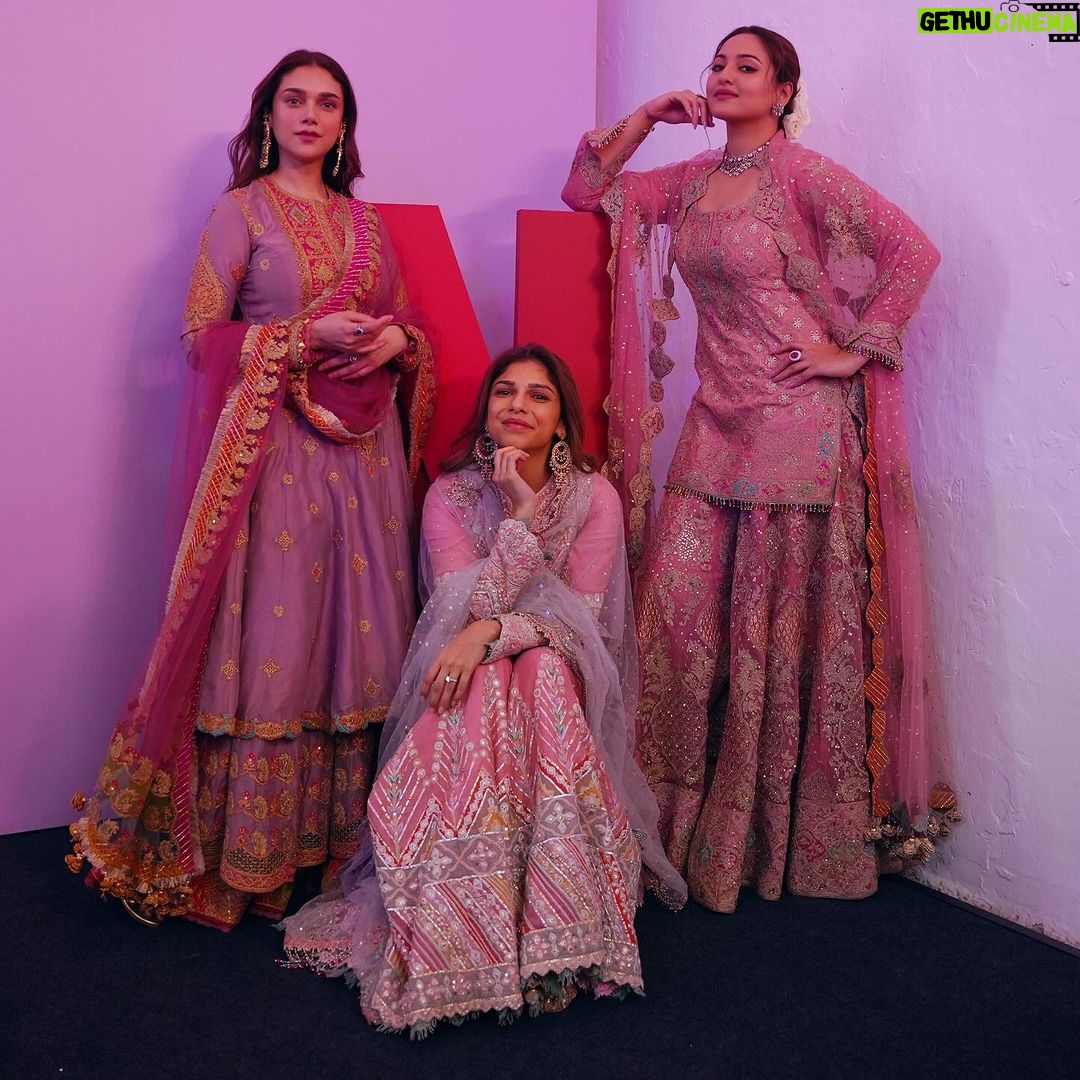 Sonakshi Sinha Instagram - #HeeraMandionNetflix kick starting promotions Phool-power ππΌπΊ