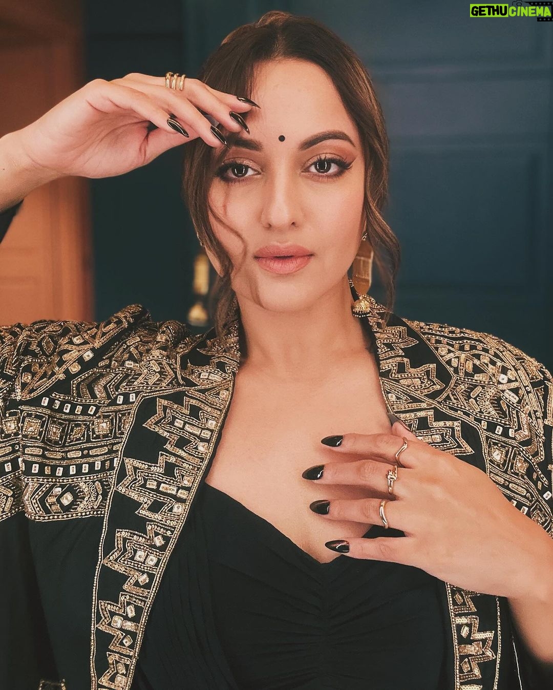 Sonakshi Sinha Instagram - Dekho magar pyaar se ✨
