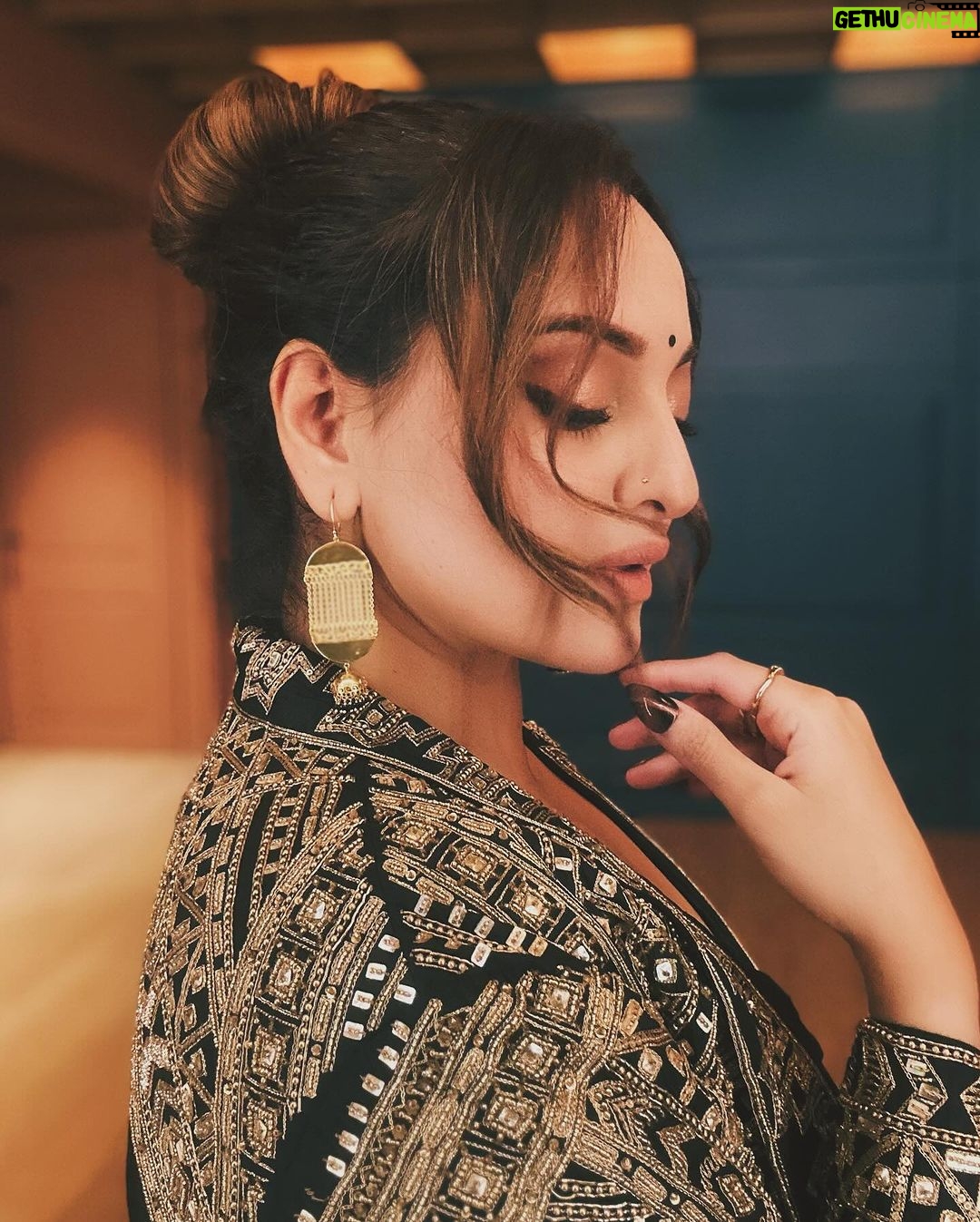 Sonakshi Sinha Instagram - Dekho magar pyaar se ✨