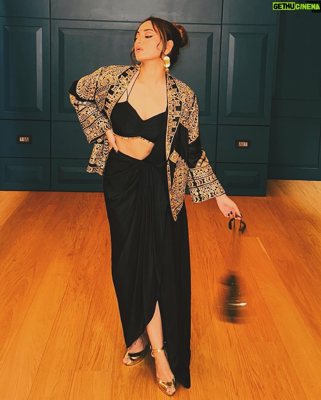 Sonakshi Sinha Instagram - Dekho magar pyaar se ✨