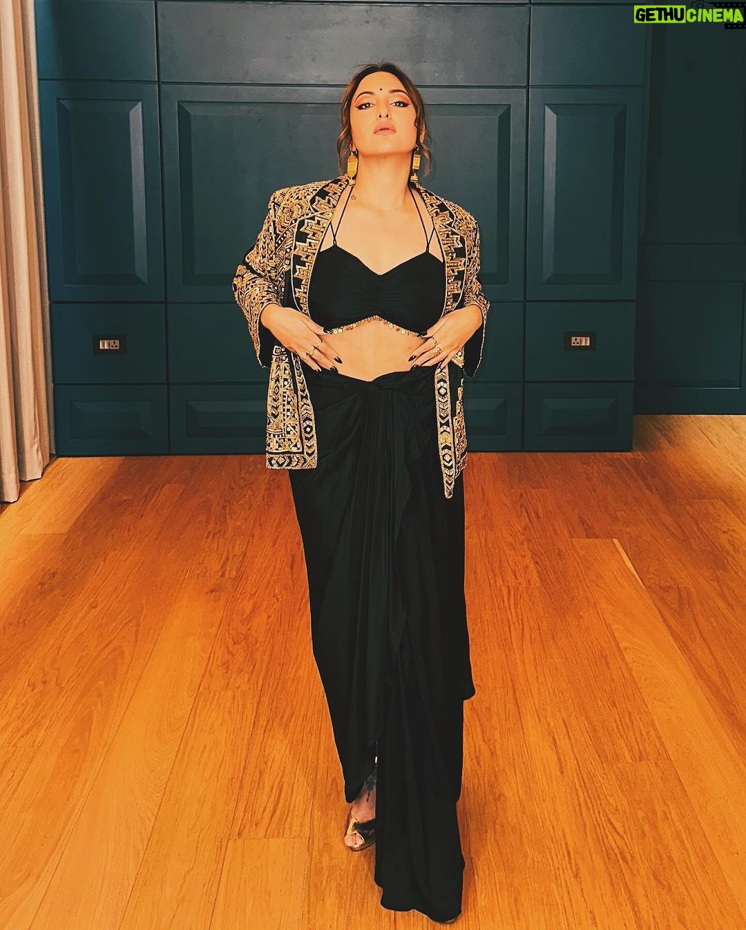 Sonakshi Sinha Instagram - Dekho magar pyaar se ✨