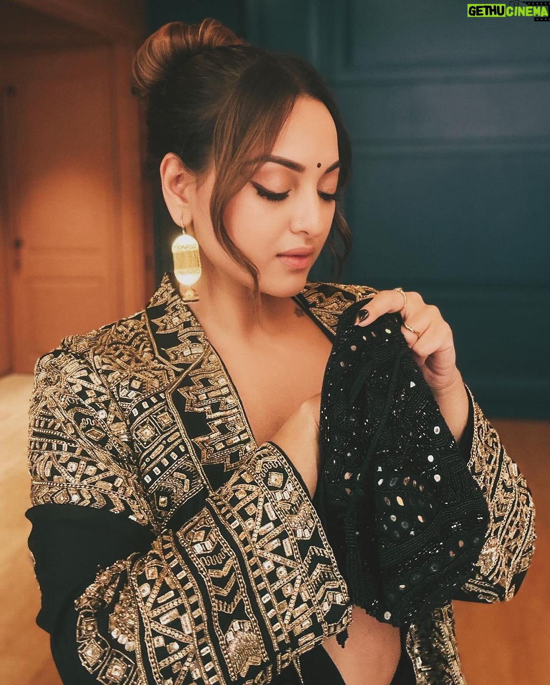 Sonakshi Sinha Instagram - Dekho magar pyaar se ✨