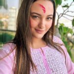 Sonakshi Sinha Instagram - Holi ki hardik shubhkamnaen ❤️✨