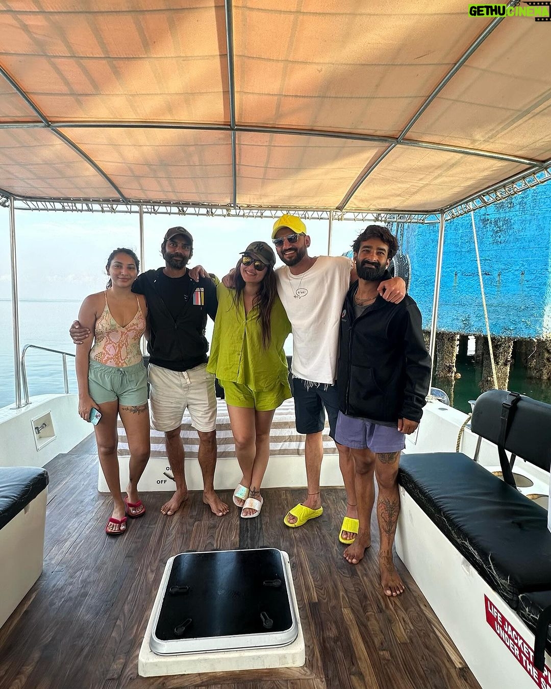 Sonakshi Sinha Instagram - The dive team ⭐️ Pic1: us just before we started the Advance Open Water course @tanvigautama @luminousdeep @iamzahero @titikshx Pic2: instructor extraordinaire @titikshx from @lacadives happy out at sea 🌊 Pic3 and 4: us being good students and paying attention for a change 😂 Pic5: gearing up Pic6: the big step in! Pic7: thats the sign for “All OK” after my equipment check Pic8: logging dives in the dive book is a must!! Pic9: mandatory underwater selfie 🤳 @paditv #scubadiving #advanceopenwatercourse #divebuddies #havelock