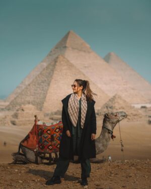 Sonakshi Sinha Instagram - Lo and behold - the great Pyramids of Giza (aur saath mein feature karte hue - ship of the desert Camel bhai)

Thats one off the bucket list ✅ 

#sonastravels #egypt #Cairo #pyramidsofgiza