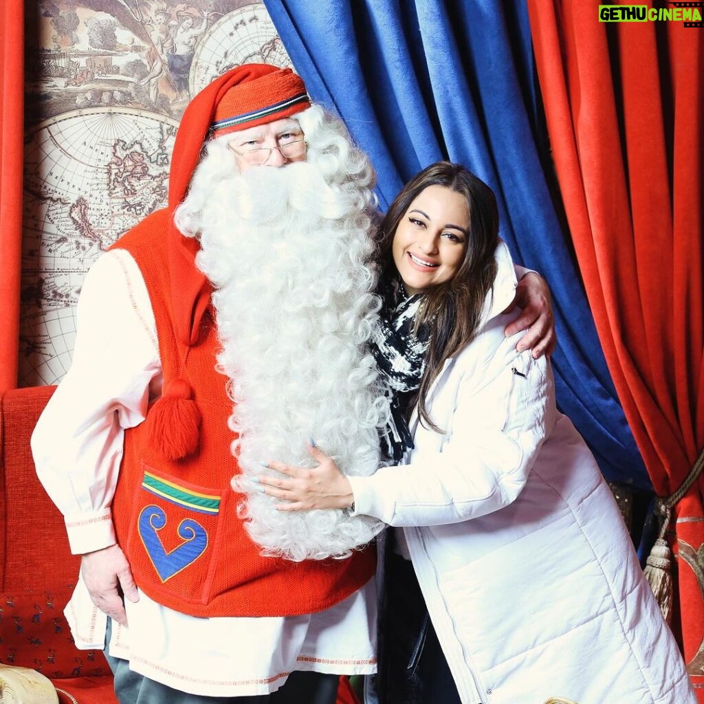 Sonakshi Sinha Instagram - Heres one with Asli Santa… and not me running away with all his mail 😜 Hope you all had the Merriest Christmas ever 🎁🎄 happiness and love to all ❤️ #MerryChristmas