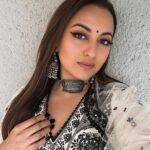 Sonakshi Sinha Instagram - Ready for my closeup… Nails: kaali billy by @itssoezi 💅 Styling: @sanamratansi 💕