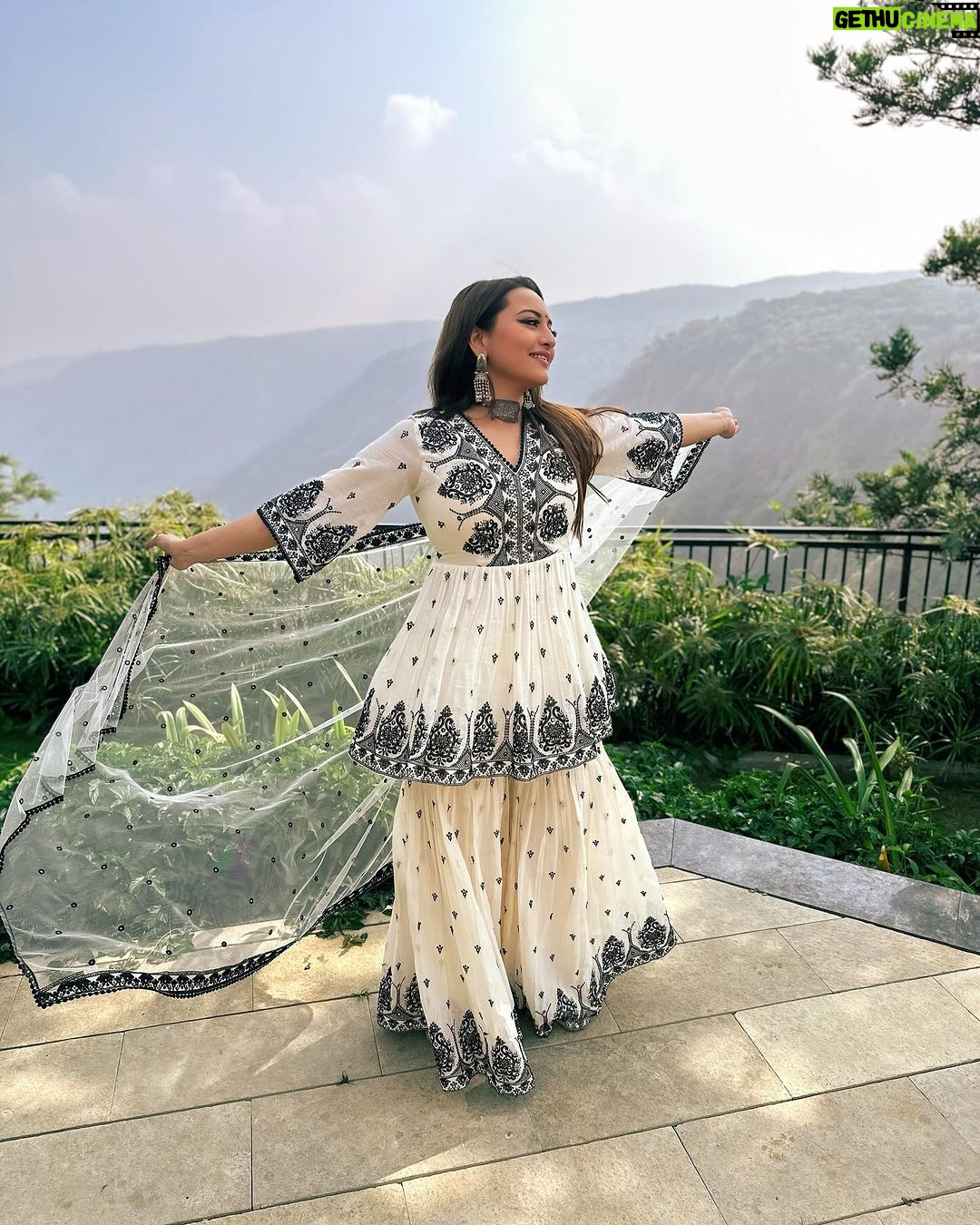 Sonakshi Sinha Instagram - Vaadiyon mein wedding… filmy hona zaroori hai!!! Mahabaleshwar