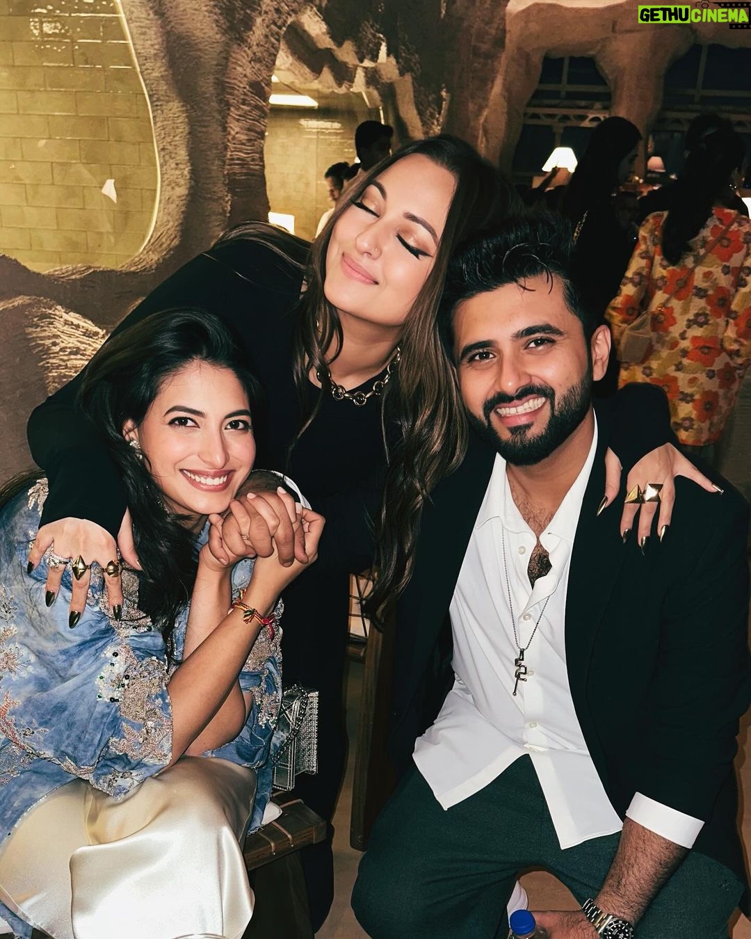 Sonakshi Sinha Instagram - Lets get you married @zmaahir and @sanjanavgoenka ❤️ what a night to kickstart the festivities ✨