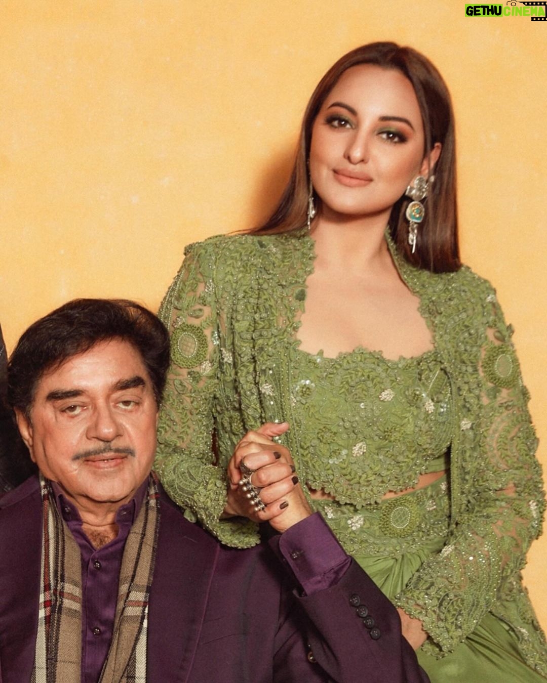 Sonakshi Sinha Instagram - Happy birthday to the king of kings… the one whos always in my corner, and pocket 😜!!! Love you Papa ❤️ #birthdayboy