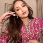 Sonakshi Sinha Instagram - ready for my closeup 📷#kolkatainternationalfilmfestival