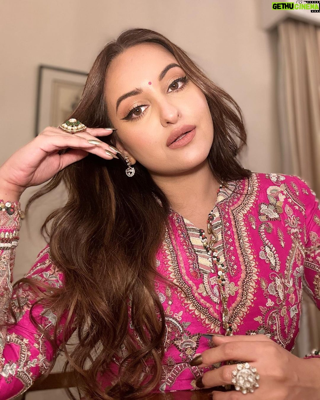 Sonakshi Sinha Instagram - ready for my closeup 📷#kolkatainternationalfilmfestival