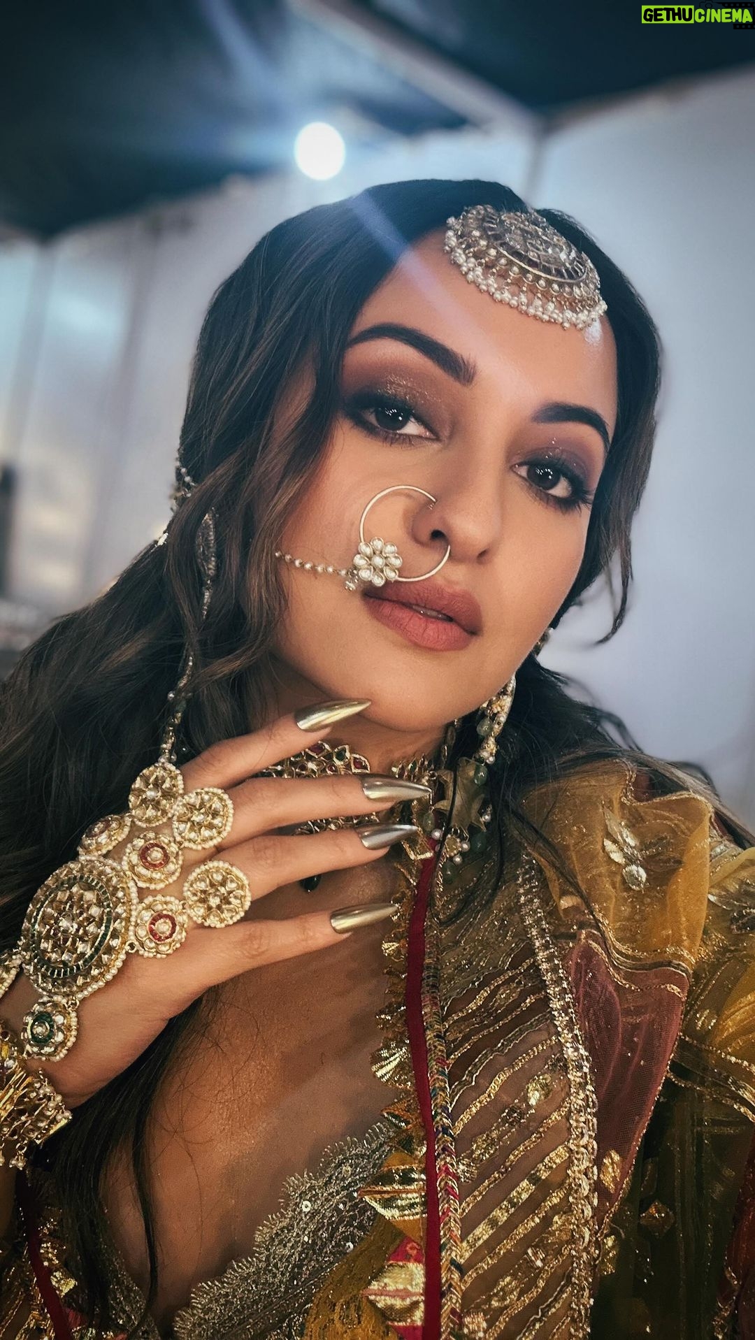 Sonakshi Sinha Instagram - A beautiful song featuring beauties of #HeeraMandi - @m_koirala @aditiraohydari @therichachadha @iamsanjeeda and @sharminsegal… thoda sa toh FOMO Fareedan ko jaayaz hai, haina? 😜 #SakalBan #HeeramandionNetflix #BhansaliMusic @bhansaliproductions @netflix_in 💛