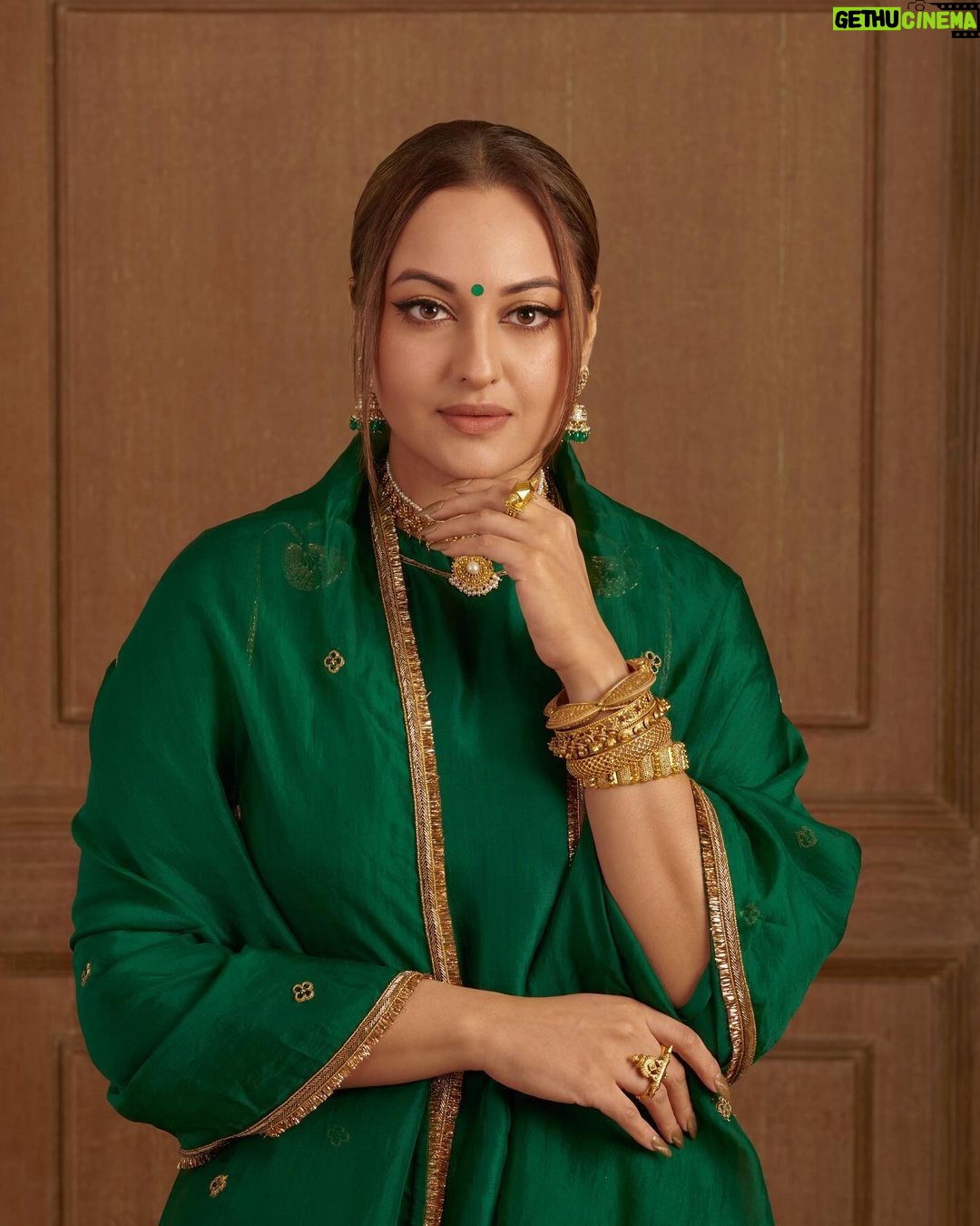 Sonakshi Sinha Instagram - Gajra and green… made me feel like a queen 🫅