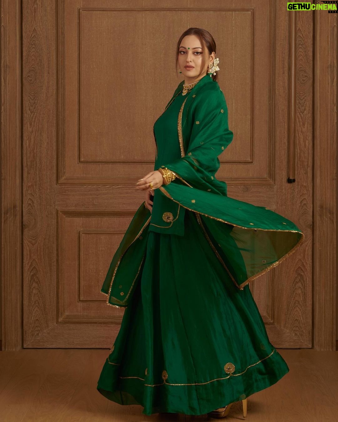 Sonakshi Sinha Instagram - Gajra and green… made me feel like a queen 🫅