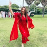 Sonakshi Sinha Instagram - I was dancing coz i won the @filmfare award for #Dahaad.. i just dint know it yet 😜 Red for the baraat ❤️ #weddingSZN