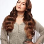 Sonakshi Sinha Instagram - Melting caramel ✨ Thank you @dhruv.abichandani and @lorealpro_education_india for this fabulous hair color makeover! Just love it🤍 #Inoaldindia #LorealProindia #LorealProfindia #Inoahaircolor #haircolor @lorealpro #Inoa #InoalD #InoalDindia #FutureOfHairDesign