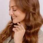 Sonakshi Sinha Instagram - Celebrating the best time of the year with my festive hair color makeover, thanks to @dhruv.abichandani! ✨ Dhruv did a hair color consultation for me using the #inoaID app by @lorealpro_education_india where I could virtually try on hair colors to make the final decision. Isn’t that cool? iNOA hair color is powered by oil, has a vegan formula & is ammonia free. So no more worrying about damage either! Book your appointment at the nearest L’Oréal Professionnel partner salon for your next hair color and be festive ready 🤍 #Inoaldindia #LorealProindia #LorealProfindia #Inoahaircolor #haircolor @lorealpro #Inoa #InoalD #InoalDindia #FutureOfHairDesign