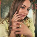 Sonakshi Sinha Instagram - Nail game always strong coz @itssoezi 💅 Wearing “Glam bam thank you ma’am” in short/almond 🤎