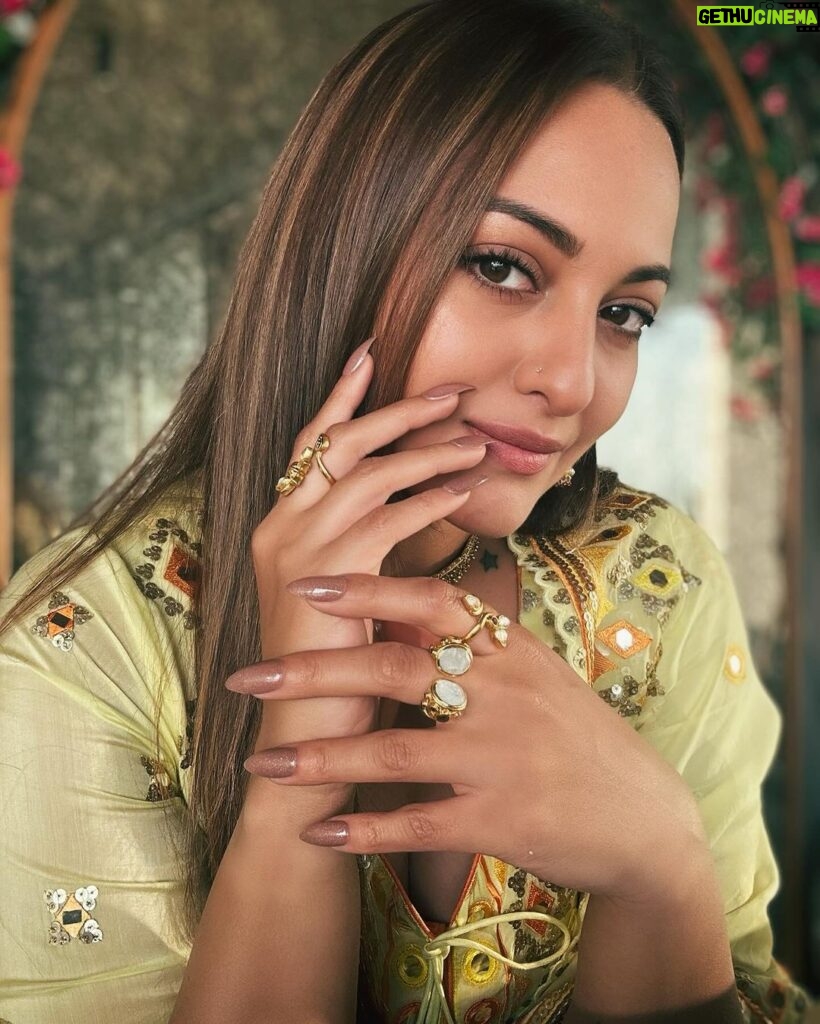 Sonakshi Sinha Instagram - Nail game always strong coz @itssoezi 💅 Wearing “Glam bam thank you ma’am” in short/almond 🤎
