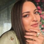 Sonakshi Sinha Instagram - Nail game always strong coz @itssoezi 💅 Wearing “Glam bam thank you ma’am” in short/almond 🤎