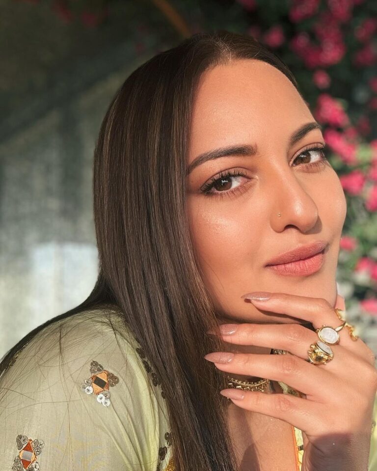 Sonakshi Sinha Instagram - Nail game always strong coz @itssoezi 💅 Wearing “Glam bam thank you ma’am” in short/almond 🤎