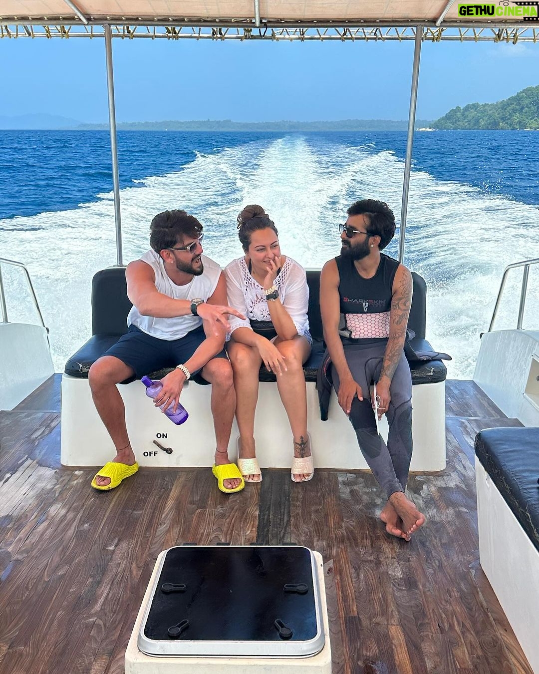 Sonakshi Sinha Instagram - The dive team ⭐️ Pic1: us just before we started the Advance Open Water course @tanvigautama @luminousdeep @iamzahero @titikshx Pic2: instructor extraordinaire @titikshx from @lacadives happy out at sea 🌊 Pic3 and 4: us being good students and paying attention for a change 😂 Pic5: gearing up Pic6: the big step in! Pic7: thats the sign for “All OK” after my equipment check Pic8: logging dives in the dive book is a must!! Pic9: mandatory underwater selfie 🤳 @paditv #scubadiving #advanceopenwatercourse #divebuddies #havelock