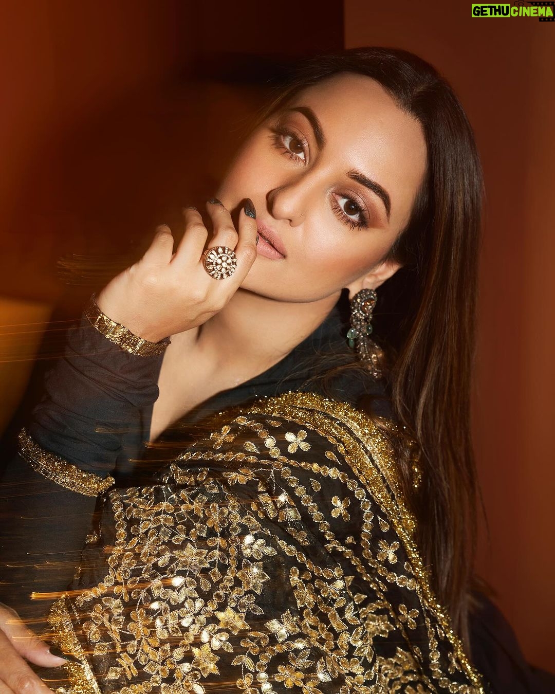 Sonakshi Sinha Instagram - Black and gold for the win ✨