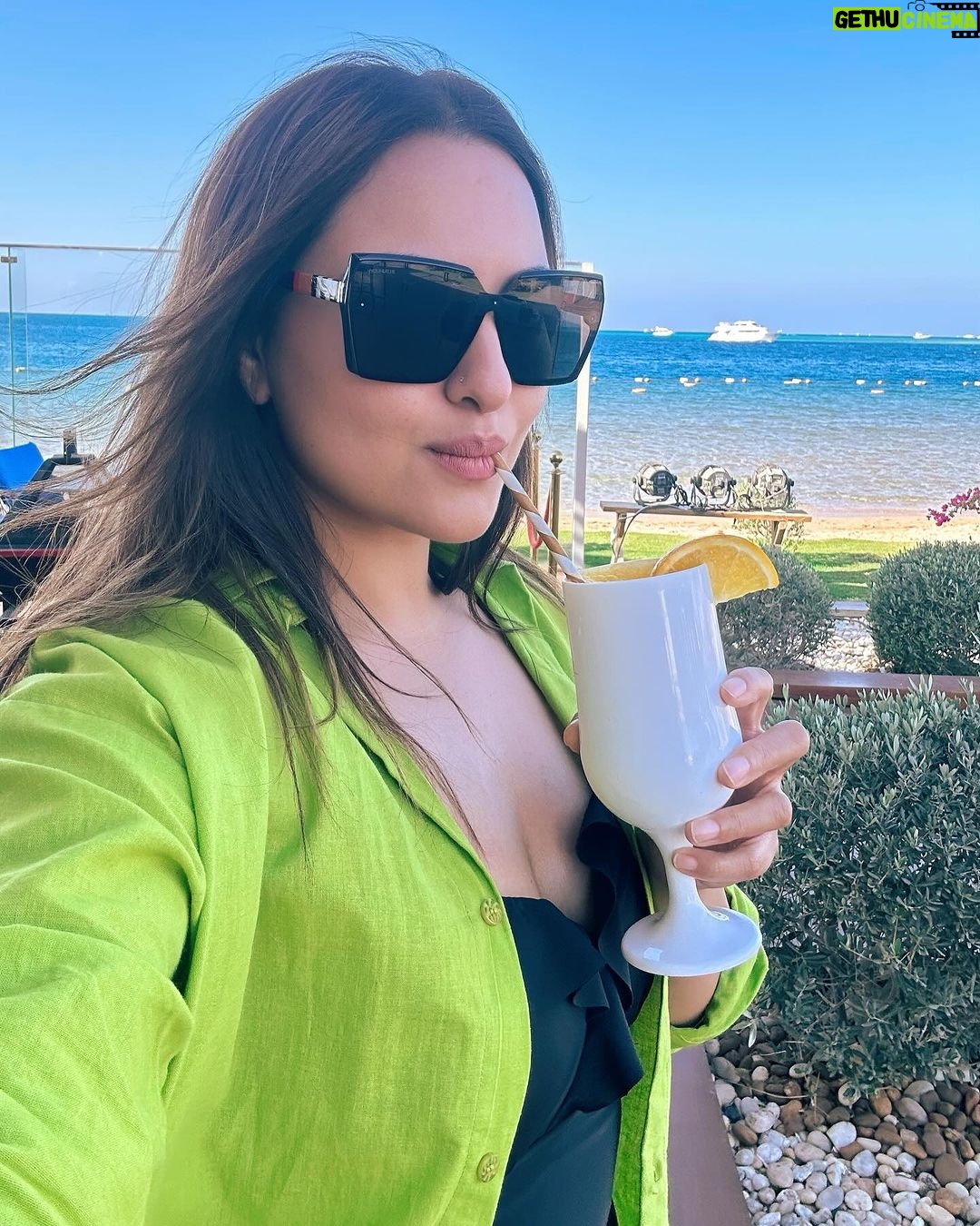 Sonakshi Sinha Instagram - Bus ho gaya. Pun intended. Cheers.