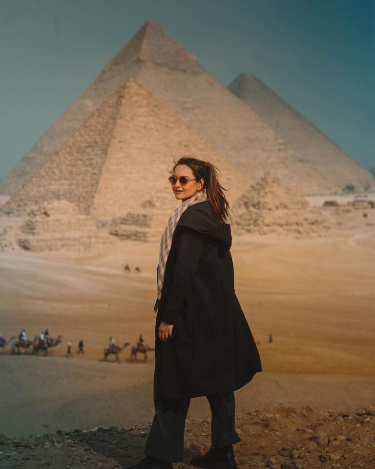 Sonakshi Sinha Instagram - Lo and behold - the great Pyramids of Giza (aur saath mein feature karte hue - ship of the desert Camel bhai) Thats one off the bucket list ✅ #sonastravels #egypt #Cairo #pyramidsofgiza