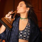 Sonakshi Sinha Instagram - Anjali Bhaati is still roaring!!! Thank you @cnnnews18 @showsha_ for the Best Actress Award… winning for #Dahaad is always MOST special ❤️ @reemakagti1 @zoieakhtar @ruchoberoi @excelmovies @tigerbabyofficial @primevideoin #news18showshareelawards