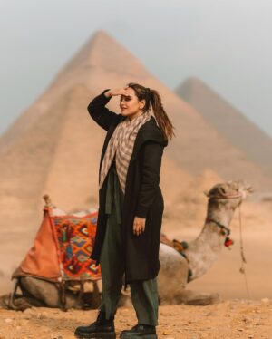 Sonakshi Sinha Instagram - Lo and behold - the great Pyramids of Giza (aur saath mein feature karte hue - ship of the desert Camel bhai)

Thats one off the bucket list ✅ 

#sonastravels #egypt #Cairo #pyramidsofgiza