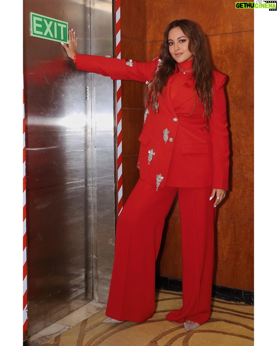 Sonakshi Sinha Instagram - Exit 2023… signing out of this year! See you soon 2024!! (If anyone has any work with me, dont call me until 10 Jan. Bye)
