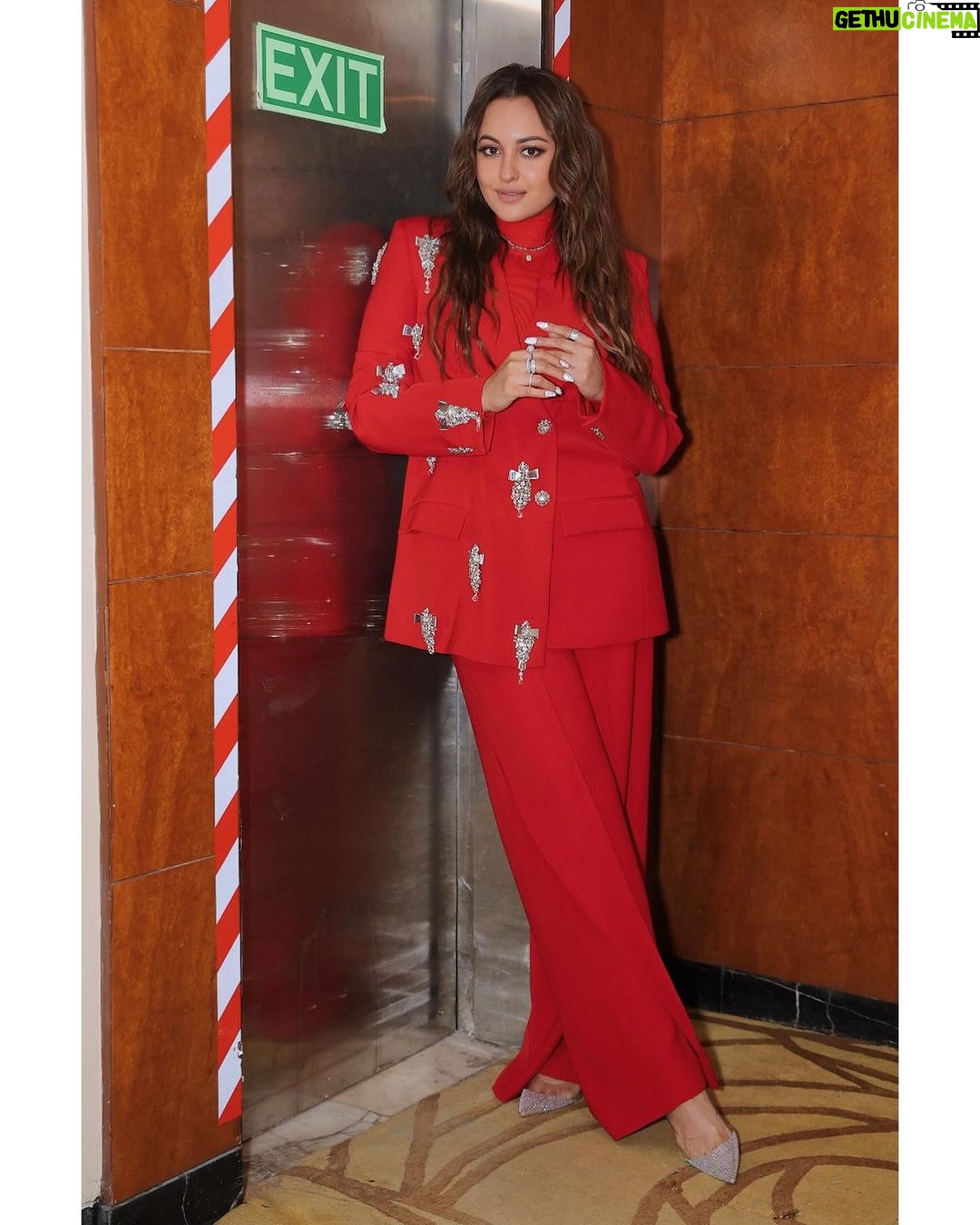 Sonakshi Sinha Instagram - Exit 2023… signing out of this year! See you soon 2024!! (If anyone has any work with me, dont call me until 10 Jan. Bye)