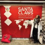 Sonakshi Sinha Instagram - Heres one with Asli Santa… and not me running away with all his mail 😜 Hope you all had the Merriest Christmas ever 🎁🎄 happiness and love to all ❤️ #MerryChristmas