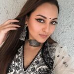 Sonakshi Sinha Instagram - Ready for my closeup… Nails: kaali billy by @itssoezi 💅 Styling: @sanamratansi 💕
