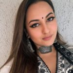 Sonakshi Sinha Instagram - Ready for my closeup… Nails: kaali billy by @itssoezi 💅 Styling: @sanamratansi 💕