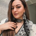 Sonakshi Sinha Instagram - Ready for my closeup… Nails: kaali billy by @itssoezi 💅 Styling: @sanamratansi 💕