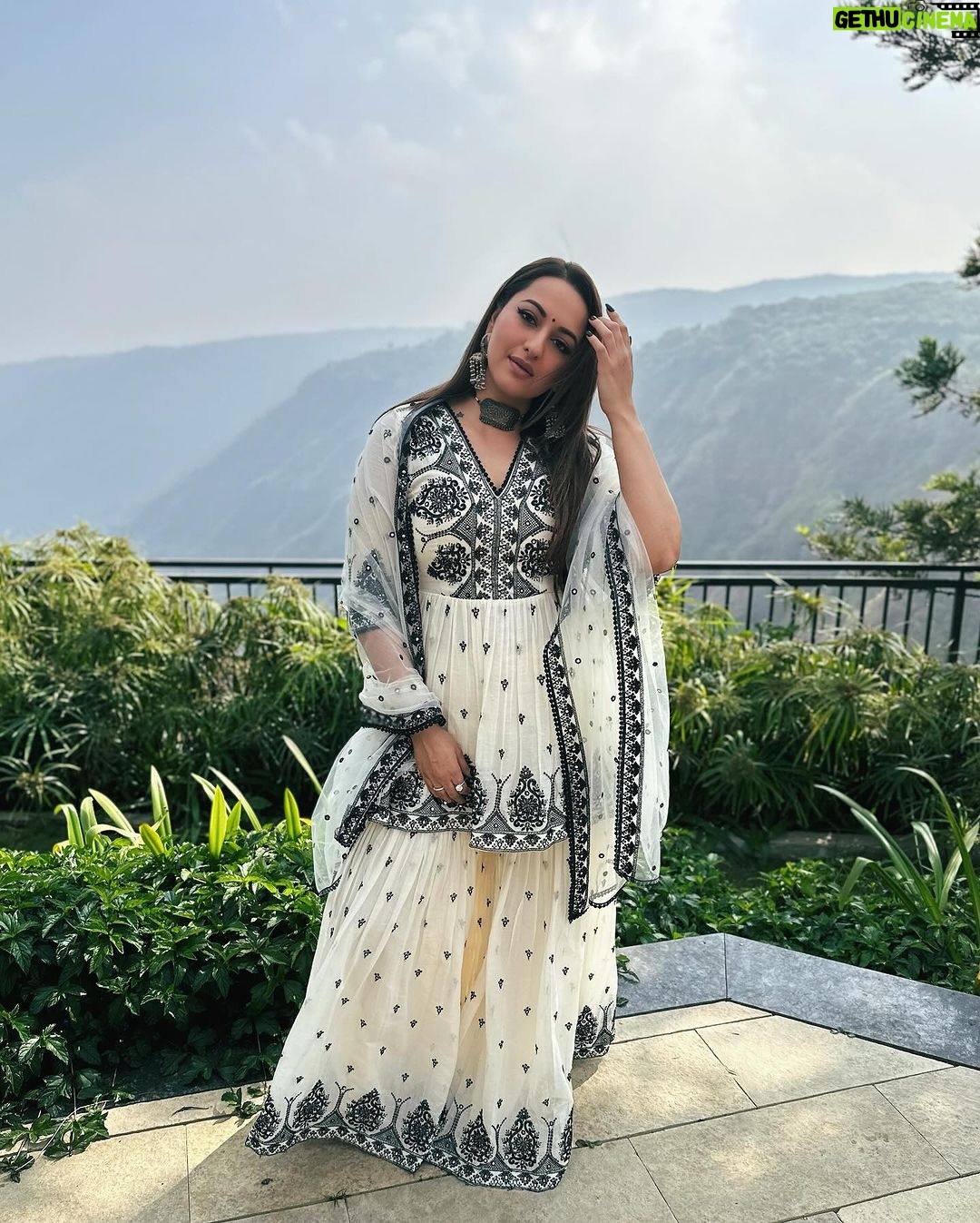 Sonakshi Sinha Instagram - Vaadiyon mein wedding… filmy hona zaroori hai!!! Mahabaleshwar