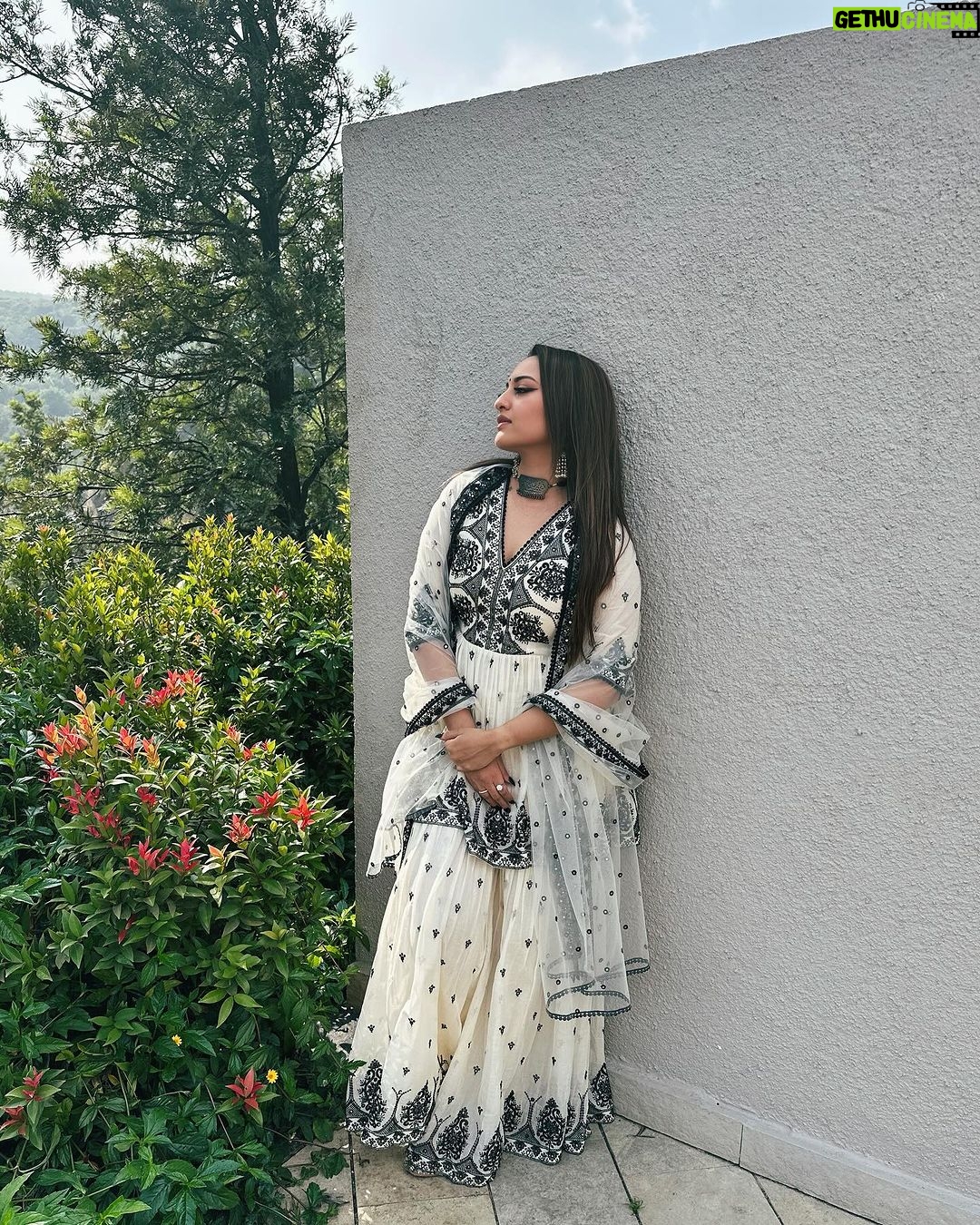 Sonakshi Sinha Instagram - Vaadiyon mein wedding… filmy hona zaroori hai!!! Mahabaleshwar