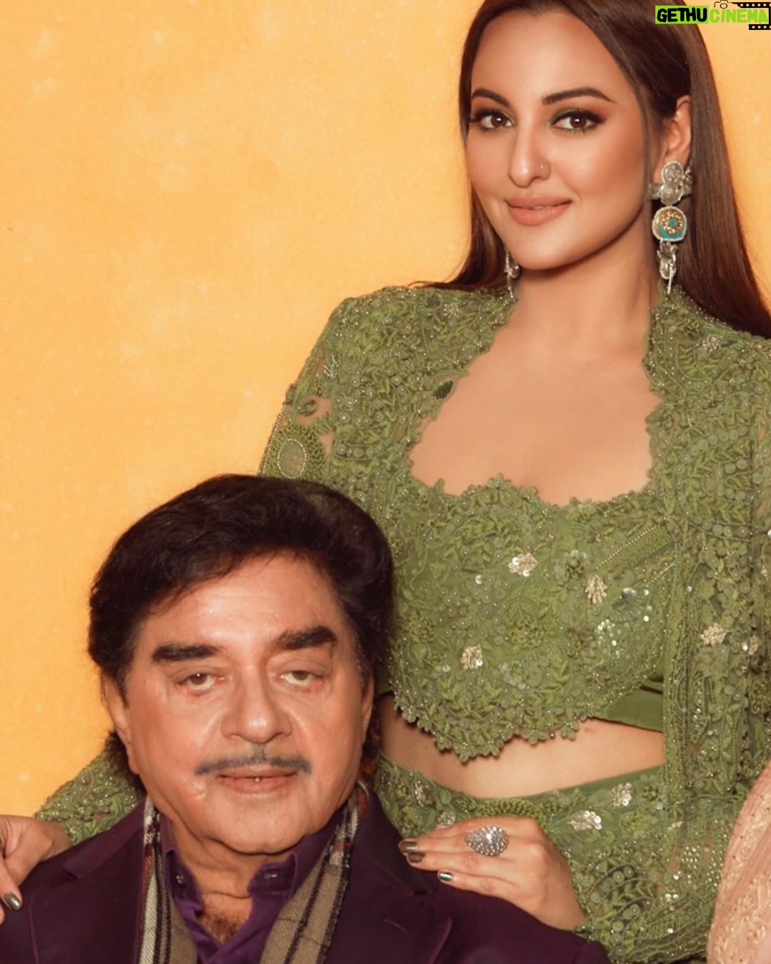 Sonakshi Sinha Instagram - Happy birthday to the king of kings… the one whos always in my corner, and pocket 😜!!! Love you Papa ❤️ #birthdayboy