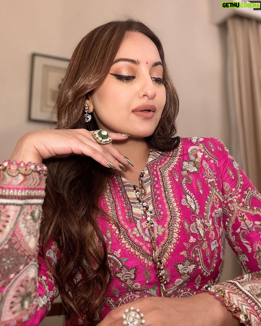 Sonakshi Sinha Instagram - ready for my closeup 📷#kolkatainternationalfilmfestival
