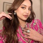 Sonakshi Sinha Instagram - ready for my closeup 📷#kolkatainternationalfilmfestival