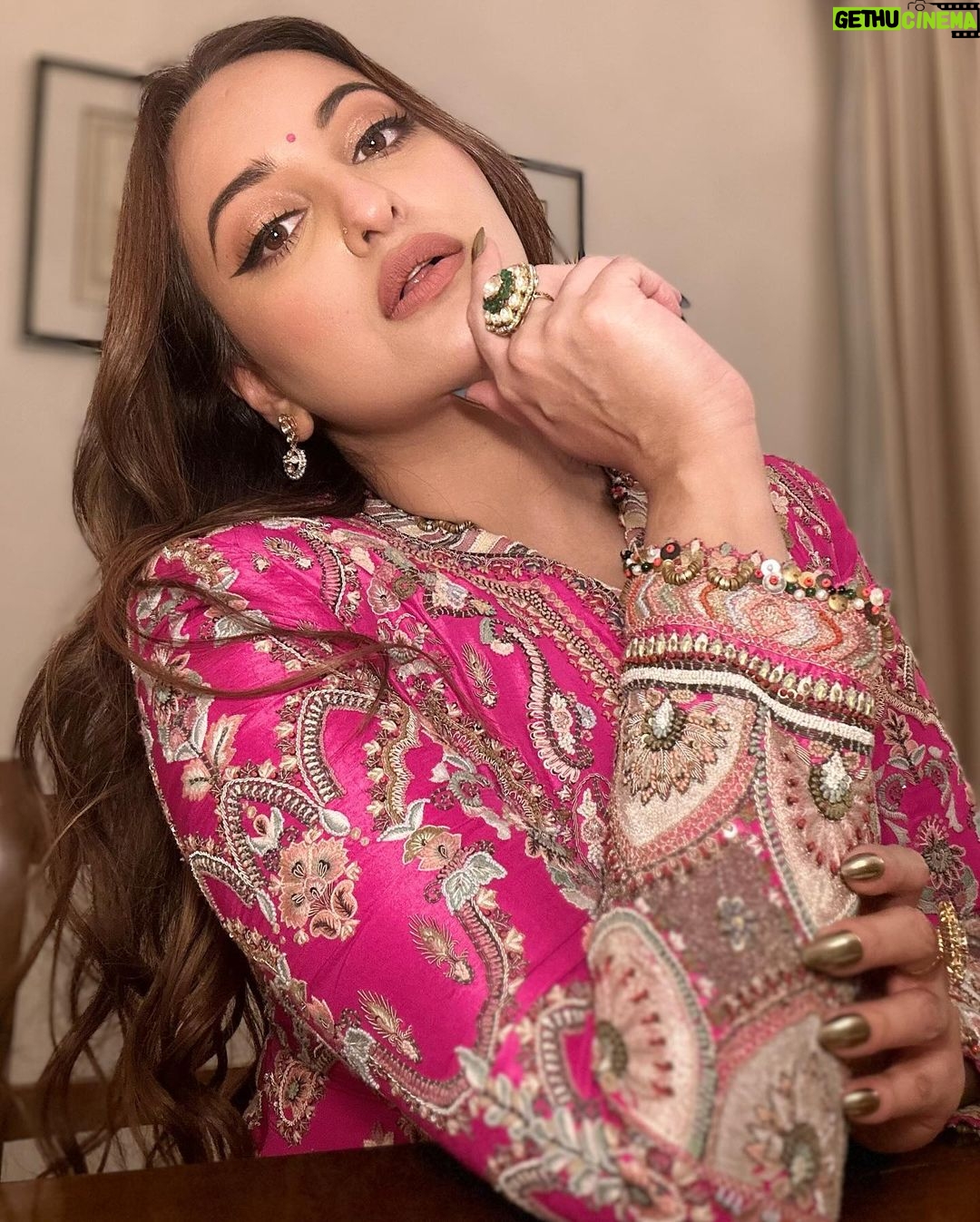 Sonakshi Sinha Instagram - ready for my closeup 📷#kolkatainternationalfilmfestival
