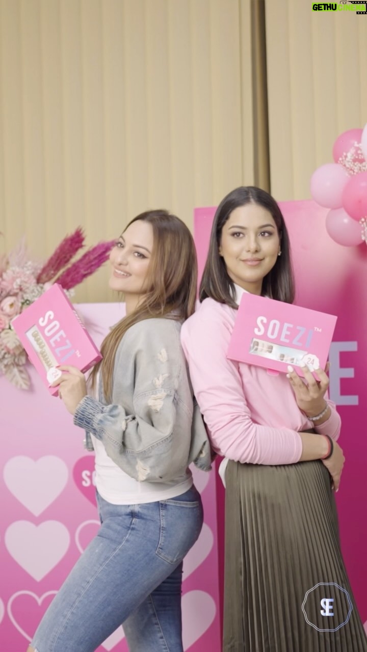 Sonakshi Sinha Instagram - A sneak peek into the whirlwind weekend as excitement soared at our first-ever retail launch in Pune! 💅🏼🥰 @itssoezi is bringing style to the city like never before🚀 #SOEZIStyle #pressonnails