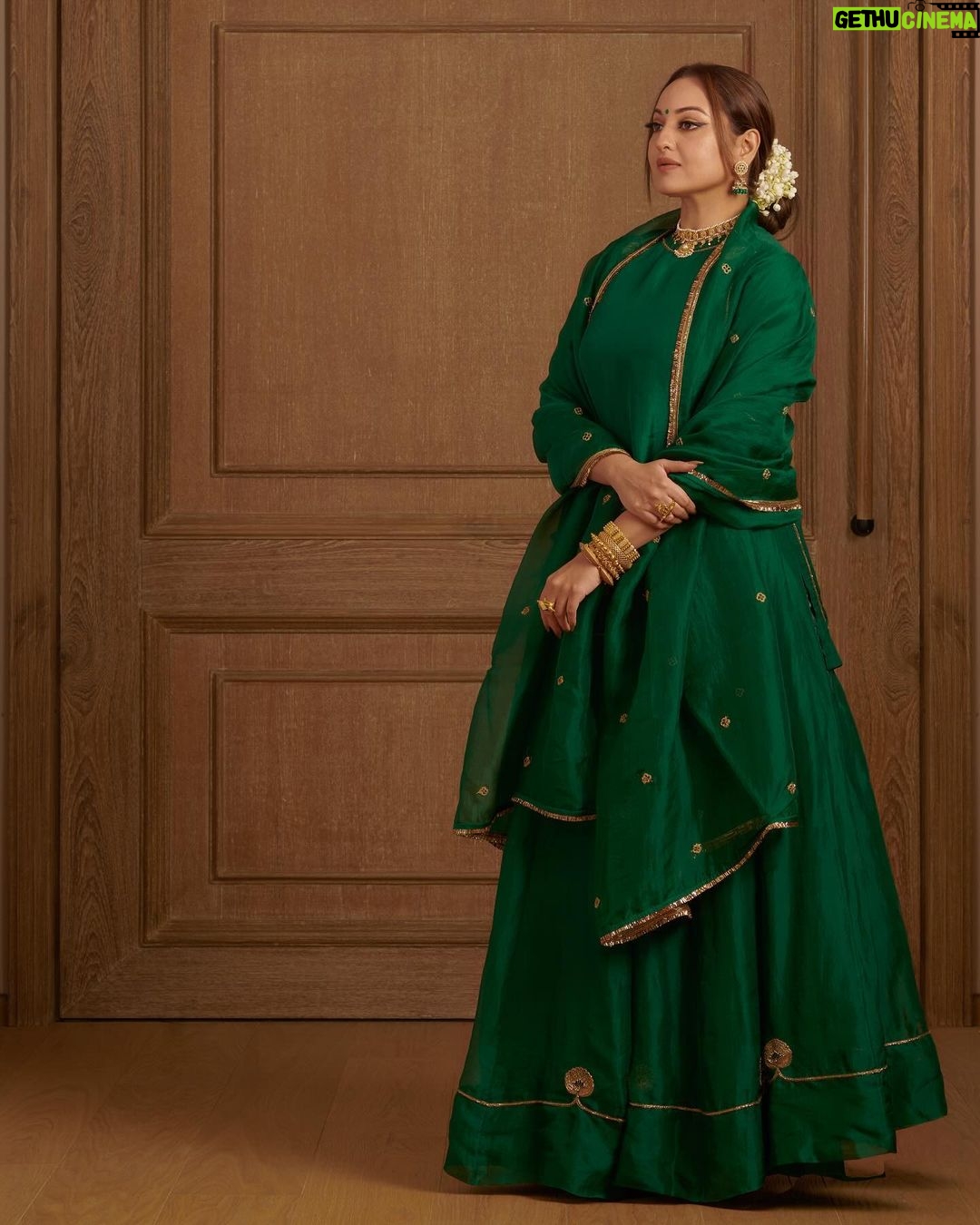 Sonakshi Sinha Instagram - Gajra and green… made me feel like a queen 🫅