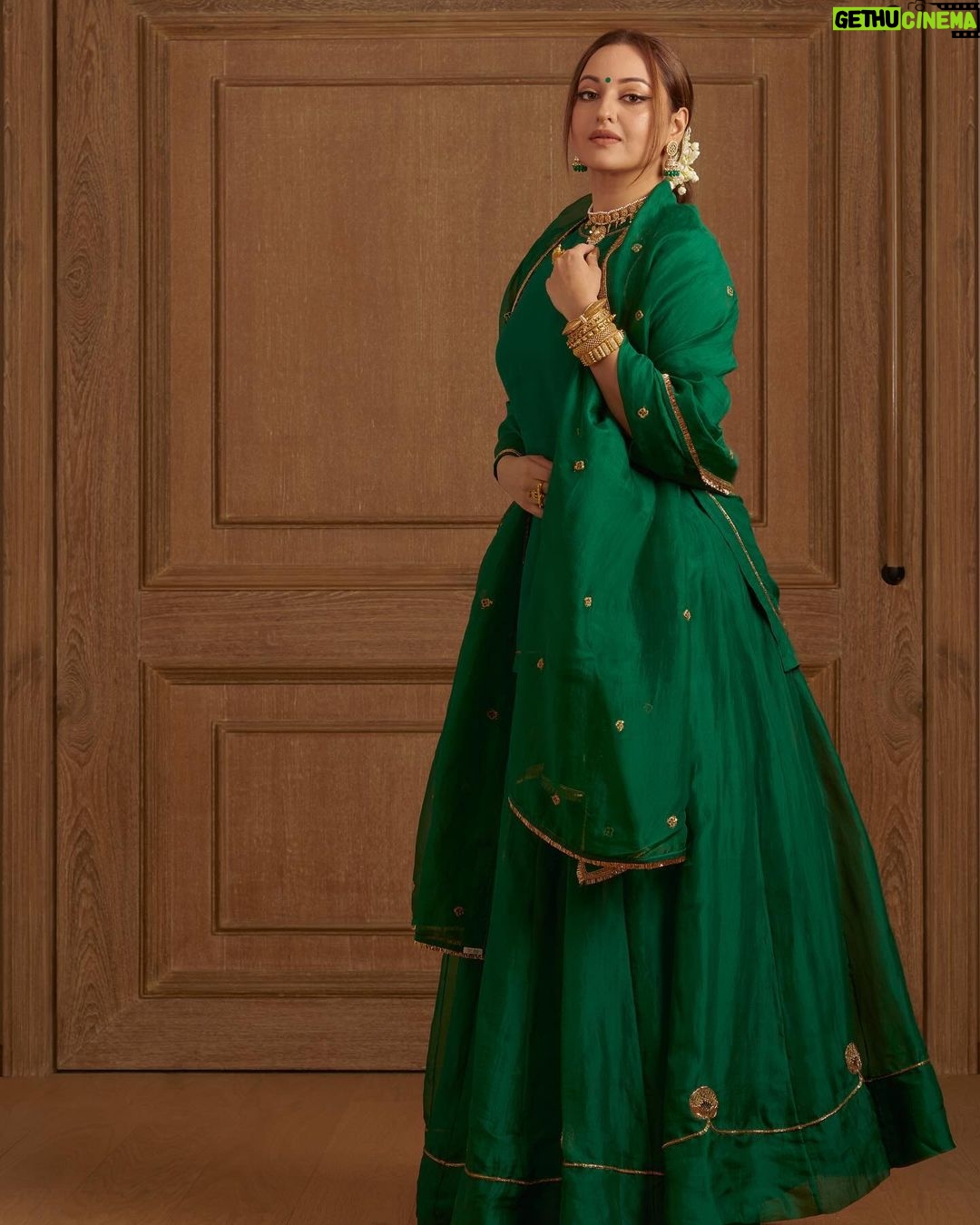 Sonakshi Sinha Instagram - Gajra and green… made me feel like a queen 🫅